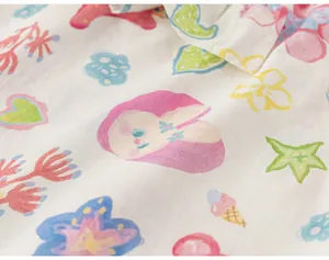 Gros plan de motifs de fleurs et de lapins dessinés à la main sur robe d'été fille