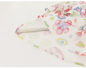 Détail de l'imprimé dinosaure dessin animé coloré sur le tissu de robe d'été fille