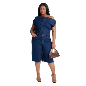 Combinaison en jean bleu foncé à épaules dénudées vue de face pour femme élégante