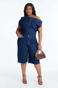 Combinaison en denim moulante chic à épaules dénudées avec un ourlet effiloché tendance.