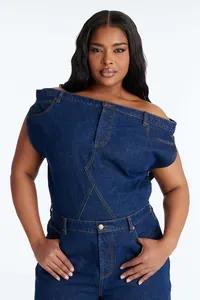 Gros plan d'une combinaison en jean à épaules dénudées avec un design de haut unique