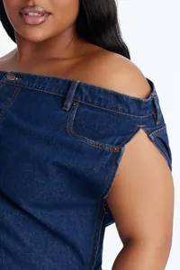 Vue détaillée de l'encolure dénudée sur cette combinaison en denim bleu foncé élégante