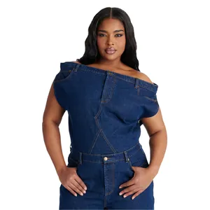 Vue détaillée d'une combinaison en jean moulante et dénudée pour femme style chic