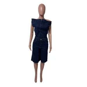 Détail d'une élégante combinaison en jean bleu foncé sans bretelles sur mannequin
