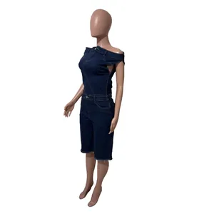 Vue détaillée de côté d'une combinaison en jean moulante à épaules dénudées sur mannequin