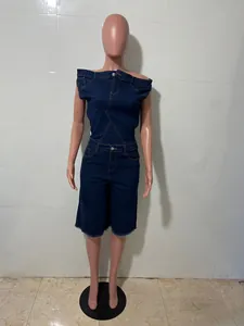 Vue de face d'une combinaison en jean bleu foncé à épaules dénudées sur un mannequin