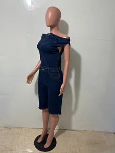Vue détaillée montrant le profil latéral d'une combinaison en jean bleu moulante