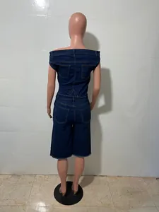 Vue arrière détaillée d'une combinaison en jean bleu foncé à épaules dénudées sur mannequin