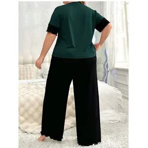 Vue arrière d'un ensemble de détente grande taille avec haut vert et pantalon noir.