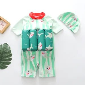 Vue détaillée d'un maillot de bain flottant pour enfant avec motif requin et bonnet