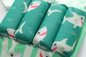 Gros plan sur les blocs de mousse de flottaison d'un maillot de bain requin vert
