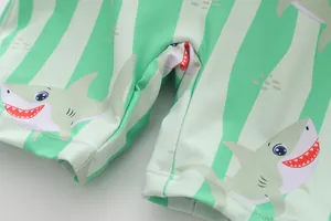 Vue détaillée du maillot de bain rayé vert pour garçon avec motifs de requins
