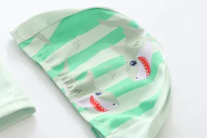 Détail d'un bonnet de bain pour enfants avec imprimé requin et rayures vertes douces