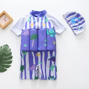 Détail du maillot de bain flottant pour garçons avec rayures bleues et motif de dinosaure