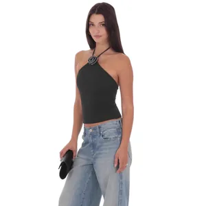 Haut dos nu noir élégant avec fleur 3D et coupe ajustée pour un look sexy et raffiné