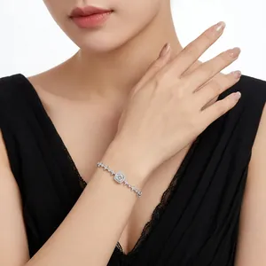 Bracelet élégant en argent S925 et moissanite avec pendentif fleur au poignet