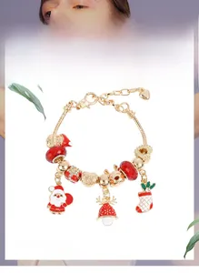 Detailansicht eines festlichen Weihnachts-Charm-Armbands mit Weihnachtsmann-Anhängern