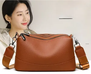 Elegante bolso bandolera de piel de vaca marrón con tres compartimentos con cremallera