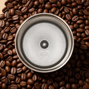 Vue de dessus de l'intérieur en acier inoxydable SUS 304 sans couture d'un mug café