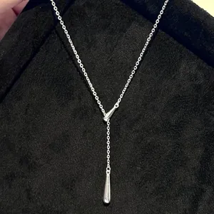 Detailed close-up of S925 sterling silver Y-shaped necklace with teardrop pendant