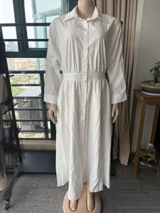 Vue détaillée d'une robe chemise blanche à manches longues avec taille cintrée sur mannequin