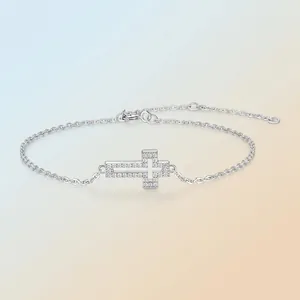 Bracelet croix élégant en argent sterling 925 avec pierres de moissanite étincelantes