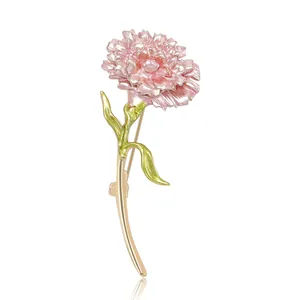 Élégante broche d'œillet en émail rose avec finition dorée et feuilles vertes