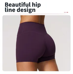 Primo piano di pantaloncini da yoga viola a vita alta con cucitura solleva glutei.