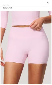 Dettaglio dei pantaloncini da yoga rosa a vita alta spazzolati per fitness e corsa
