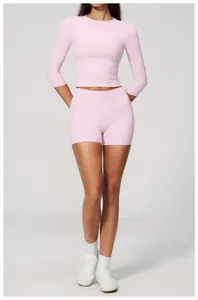 Vista completa del set di pantaloncini da yoga rosa a vita alta e crop top rosa