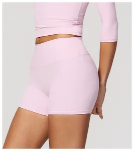 Dettaglio dei pantaloncini da yoga rosa a vita alta con controllo dell'addome sport