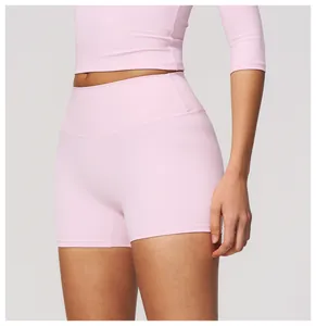 Primo piano dei pantaloncini da yoga rosa a vita alta con controllo dell'addome