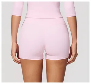 Vista posteriore di pantaloncini yoga rosa a vita alta con effetto pancia piatta e lifting