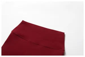 Vue détaillée de la taille haute et des coutures d'un short de yoga bordeaux brossé