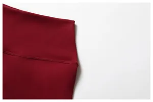 Primo piano di pantaloncini da yoga rossi a vita alta in morbido tessuto spazzolato