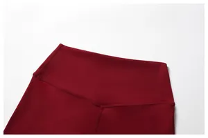Dettaglio macro dei pantaloncini da yoga a vita alta con cuciture rinforzate e tessuto