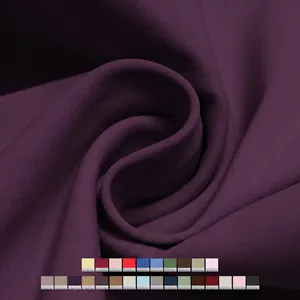 Primo piano del tessuto viola spazzolato per pantaloncini da yoga e fitness a vita alta