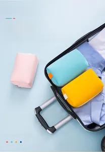 Détail de trousses de maquillage en PU colorées dans une valise