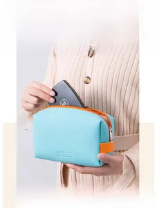 Petite trousse de maquillage en PU bleu clair légère et pratique pour le voyage