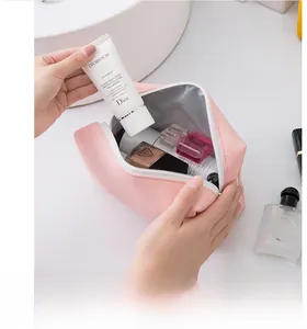 Vue détaillée d'une trousse de maquillage en cuir PU rose remplie de divers produits