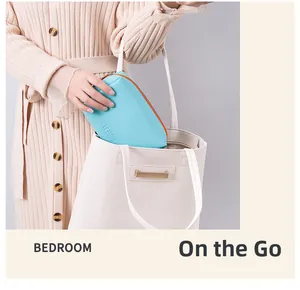 Trousse de maquillage en PU bleu clair placée dans un sac pour les déplacements