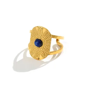 Makro-Detail des Bohème-Goldrings mit blauem Lapis-Stein und geometrischer Textur
