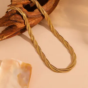 Vue détaillée du collier tressé à trois couches en or sur support en bois