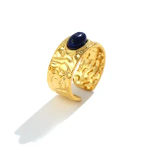 Detailansicht des breiten goldenen Rings mit Hammerschlag und blauem Lapislazuli