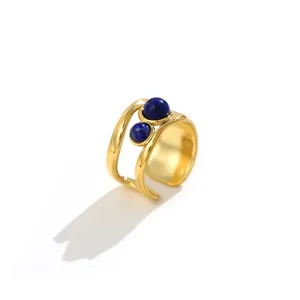 Makro-Detail des vergoldeten breiten Ringes mit zwei blauen Lapis-Lazuli-Steinen