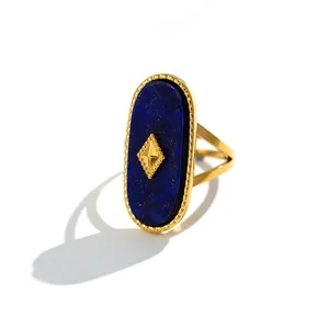 Details eines Vintage-Goldrings mit großem Lapislazuli und rautenförmigem Akzent