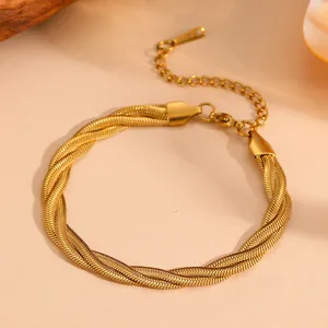 Gros plan du bracelet triple couche en maille serpent dorée tressée avec fermoir