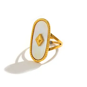 Detail eines Vintage-Goldrings mit ovalem weißem Muscheleinlage und Perlenrand-Verzierung