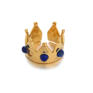 Makroansicht des goldenen Kronenrings mit Lapislazuli und verstellbarer Schiene