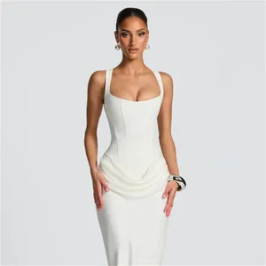 Detailansicht der Korsett-Taille und der eleganten Raffung am weißen Midikleid